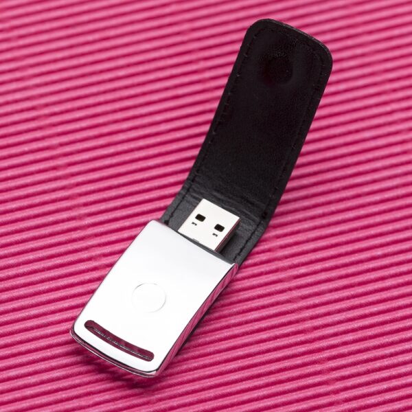 55 Pen Drive de Couro 4GB/8GB